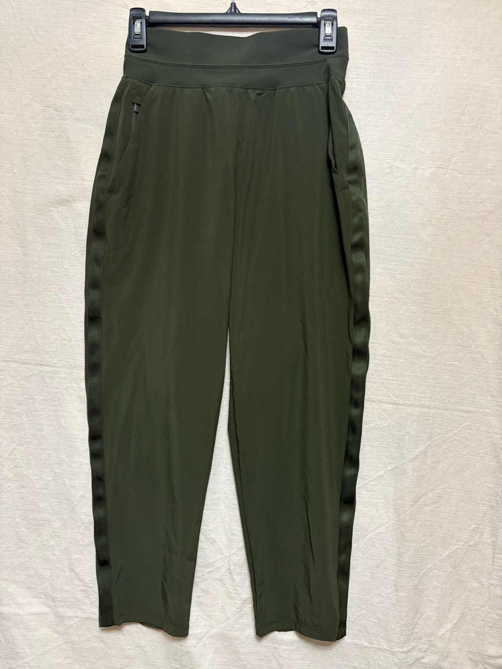 ATHLETA Nolita slim taper crop pant. In olive green size 4